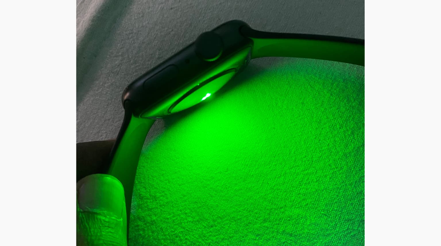 Luz verde que brilla en la parte trasera del Apple Watch